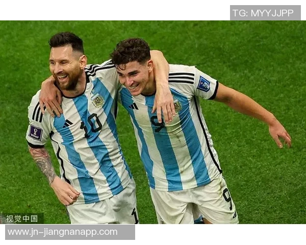 阿尔瓦雷斯与梅西迪马利亚合影庆祝世界杯夺冠三周年纪念